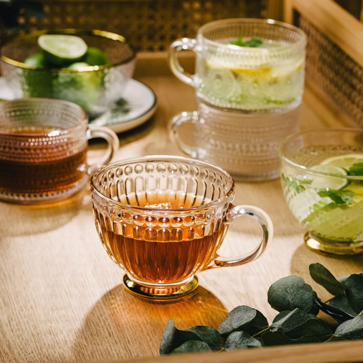 filizanka_barrel_szklana__2-1.webp Filizanka Barrel Szklana W Paski Ze Zlota Nozka 0,36 L