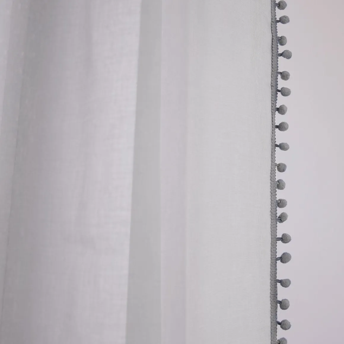 firanka_adi_z_pomponikami_7.webp Firanka Adi Z Pomponikami Szara 140X250 Cm