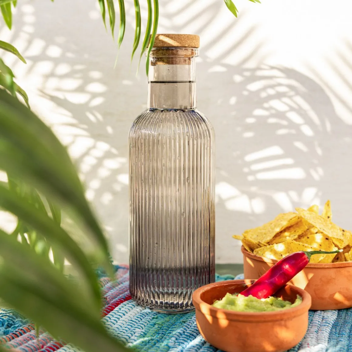 karafka_natia_ryflowana_z_0.webp Karafka Natia Ryflowana Z Korkiem Szara 1 L