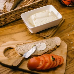 Maselniczka Mooka Porcelanowa Z Nozykiem I Akacjowa Pokrywka Biala 11X16 Cm