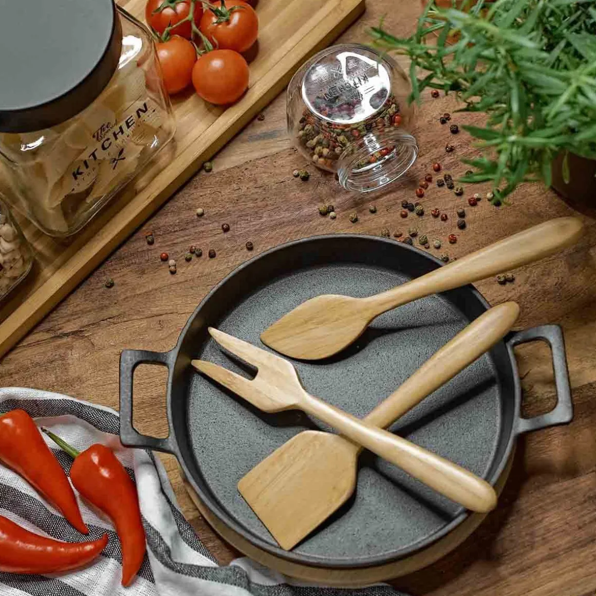 patelnia_andreas_zeliwna__8.webp Patelnia Andreas Zeliwna Z Dwoma Uchwytami I Bambusowa Podkladka 25X20 Cm