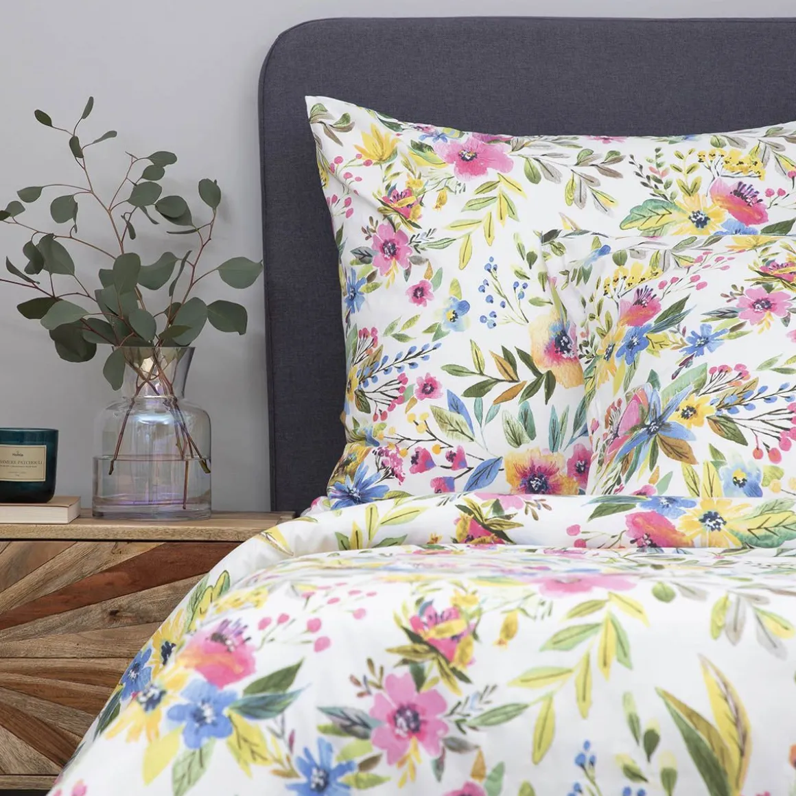 pociel_floral_z_mikrofibr_0-1.webp Pościel Floral Z Mikrofibry W Kolorowe Kwiatki 200X220 Cm