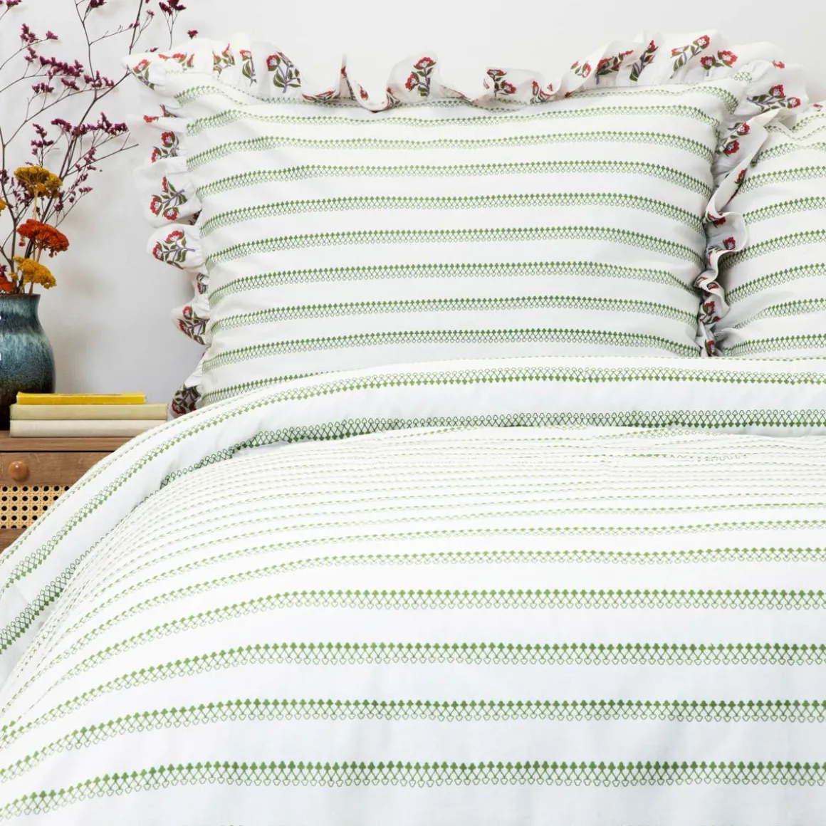 pociel_katina_bawelniana__0-3.webp Pościel Katina Bawelniana W Zielony Wzor Z Falbanka 160X200 Cm