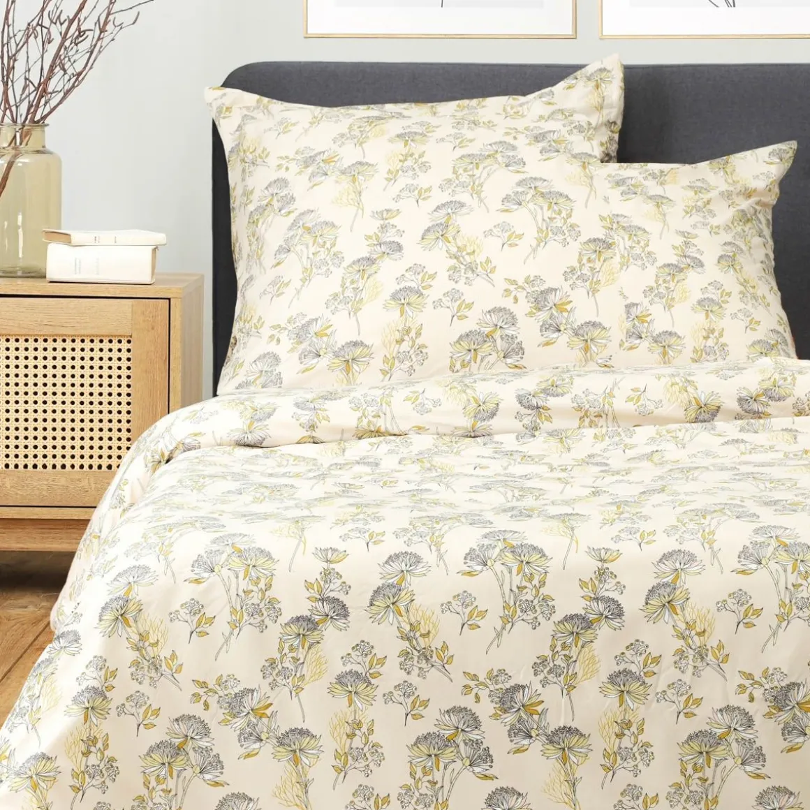 pociel_senli_z_mikrofibry_0-1.webp Pościel Senli Z Mikrofibry Bezowa W Kwiaty 200X220 Cm