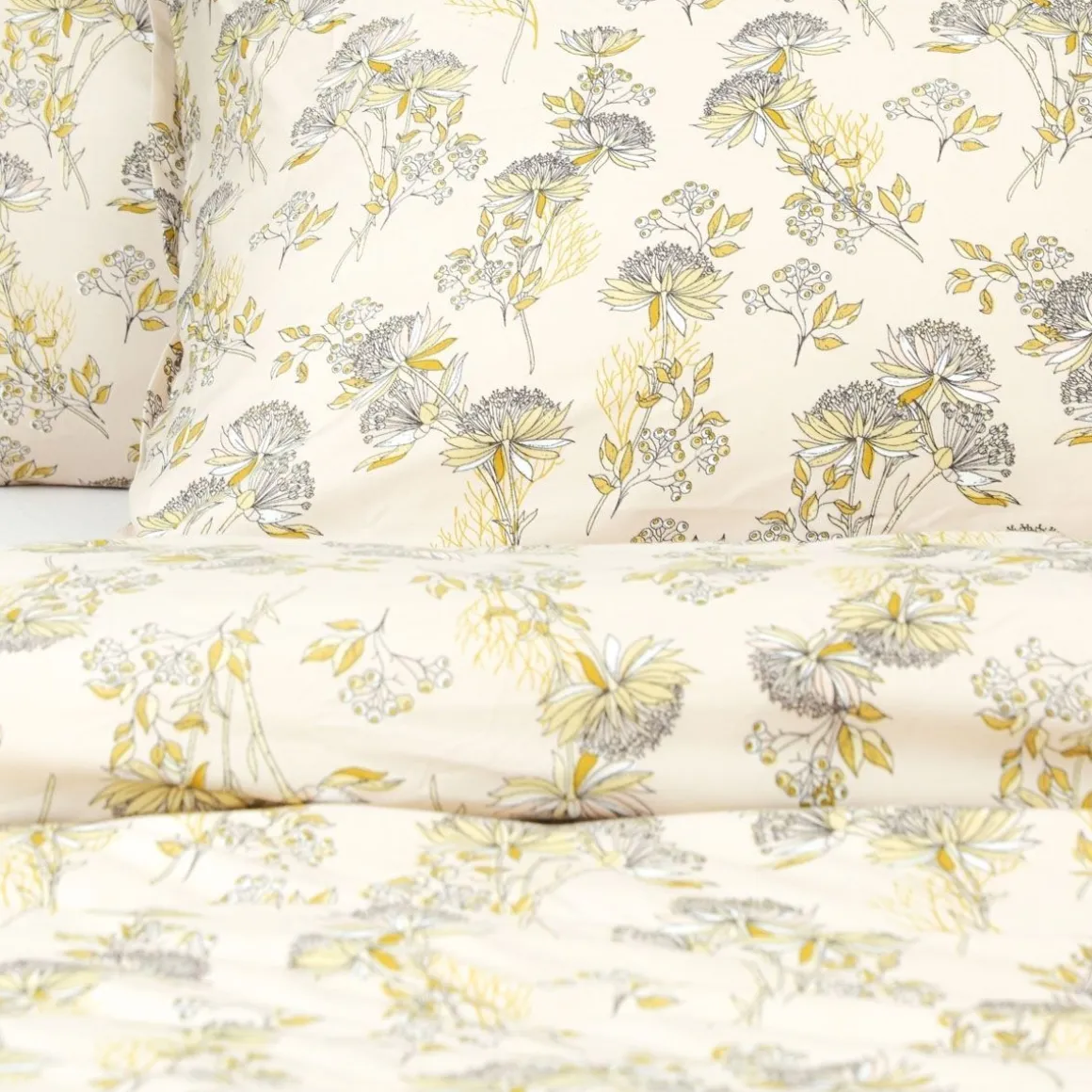 pociel_senli_z_mikrofibry_3.webp Pościel Senli Z Mikrofibry Bezowa W Kwiaty 200X220 Cm