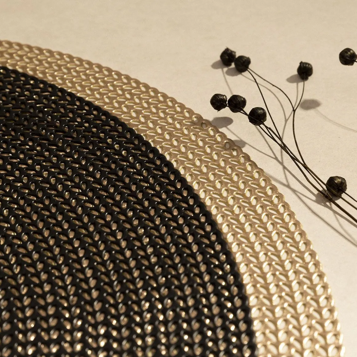 podkladka_do_jadalni_skin_4.webp Podkladka Do Jadalni Skine Czarna 38 Cm