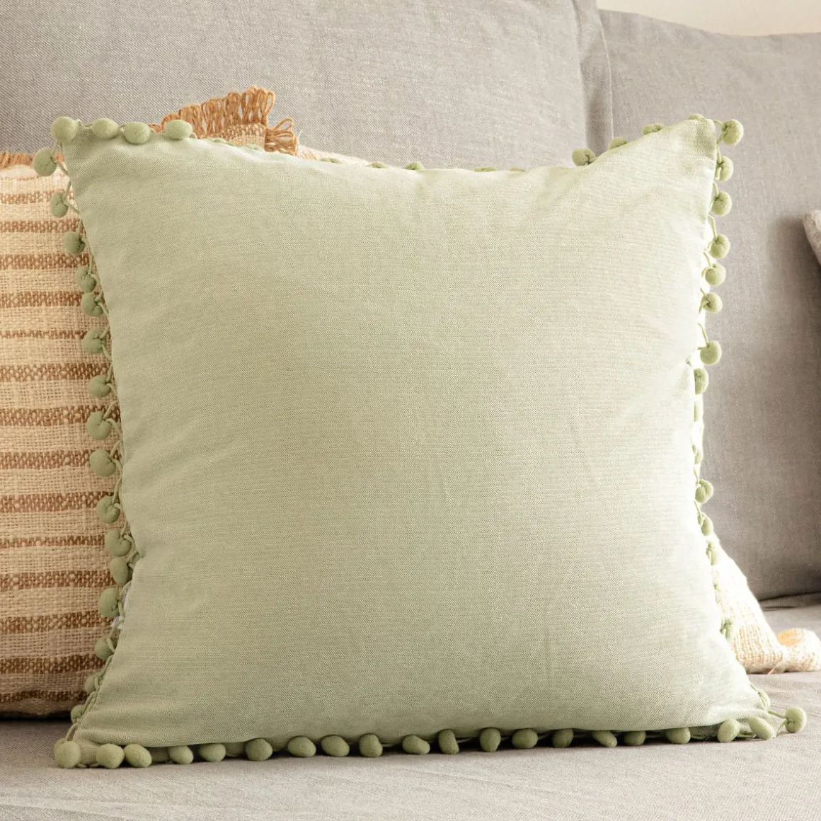 poszewka_eslov_pistacjowa_0.webp Poszewka Eslov Pistacjowa Z Pomponami 45X45 Cm