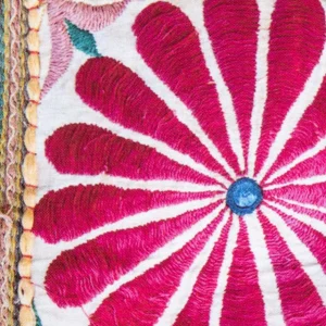 Poszewka Miris Z Fuksjowymi Pomponami 45X45 Cm