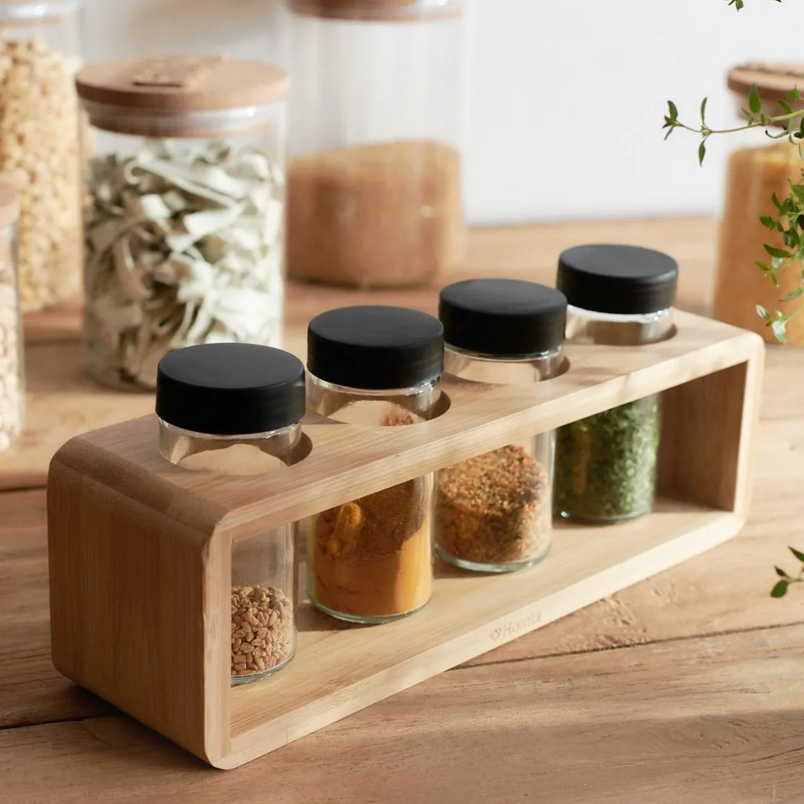 zestaw_przyprawnikow_bamb_0-1.webp Zestaw Przyprawnikow Bambou Bambusowych Na Stojaku 4 Sloiczki 26X7,5 Cm