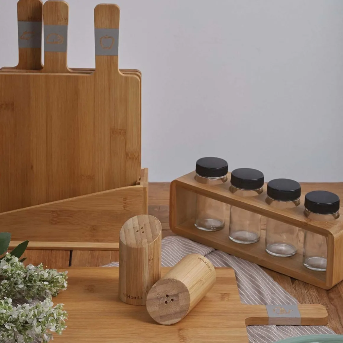 zestaw_przyprawnikow_bamb_11.webp Zestaw Przyprawnikow Bambou Bambusowych Na Stojaku 4 Sloiczki 26X7,5 Cm