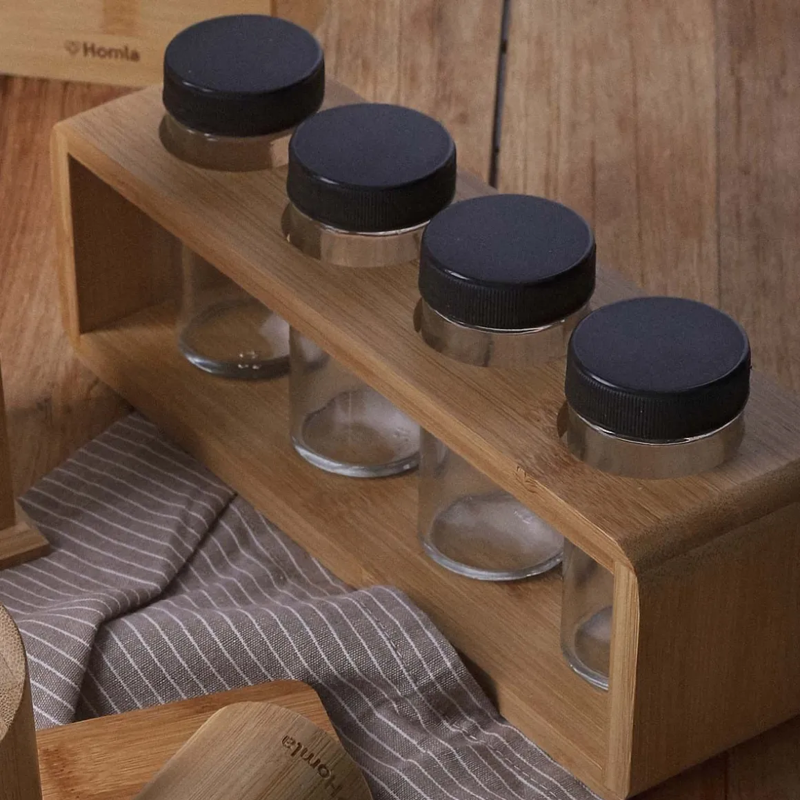 zestaw_przyprawnikow_bamb_9.webp Zestaw Przyprawnikow Bambou Bambusowych Na Stojaku 4 Sloiczki 26X7,5 Cm